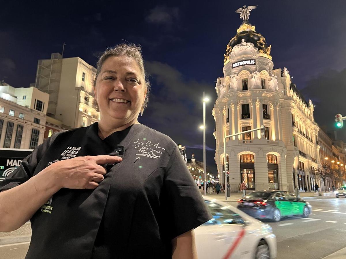 Pilar Meana frente al edificio Metrópolis en la calle Gran Vía de Madrid.