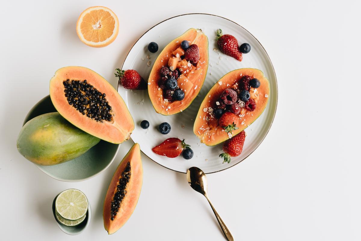 Esta fruta tropical contiene vitaminas A, B y C que ayudan a desinflamar y quitar granos de la cara.