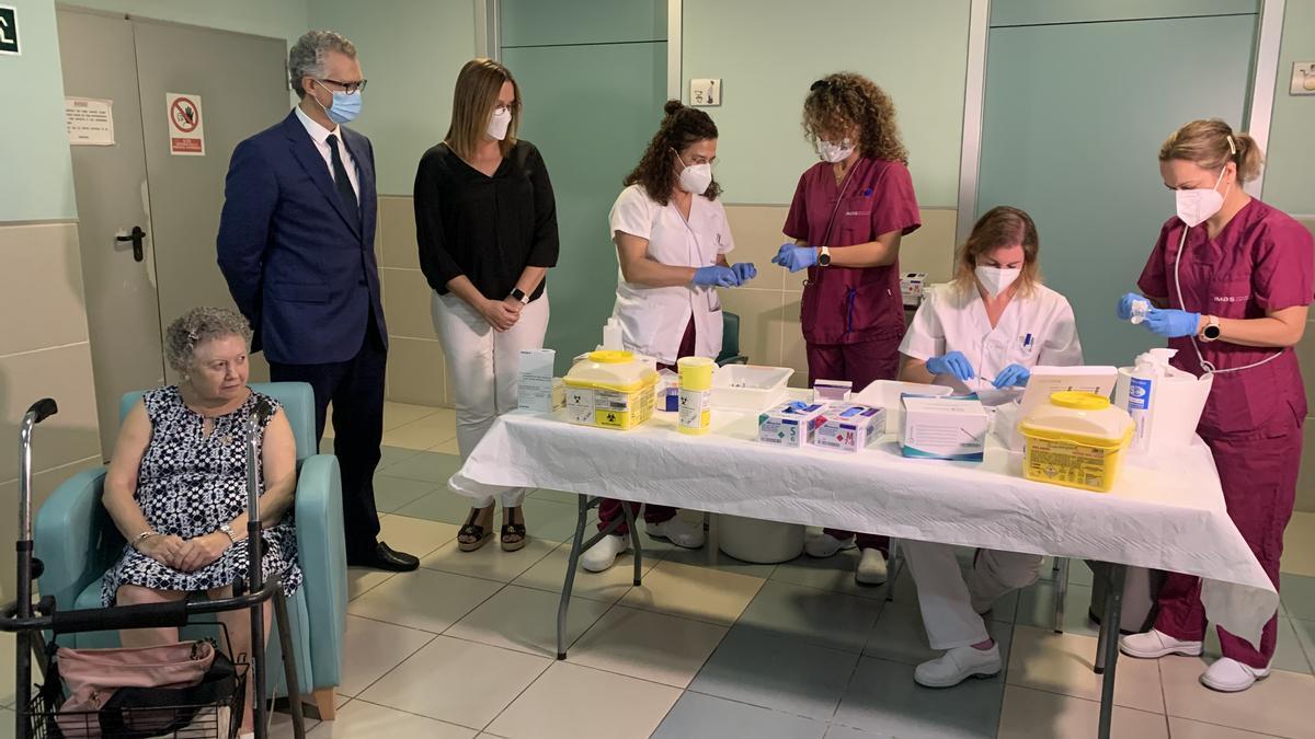 María Julia Díez ha sido la primera residente murciana en recibir la cuarta dosis de la vacuna contra la covid.