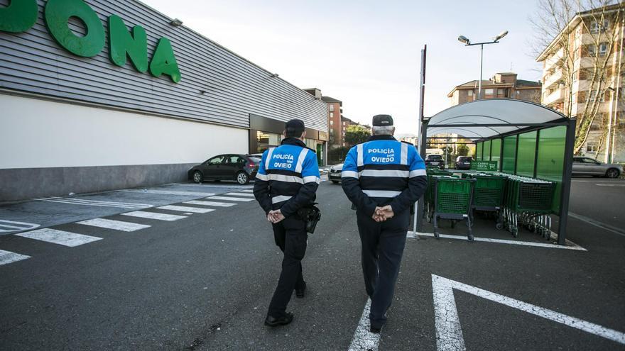 Controles policiales en los supermercados de Oviedo