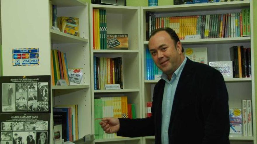 Alfonso Romero, creador de la editorial asturiana Chessy, de temática ajedrecística.