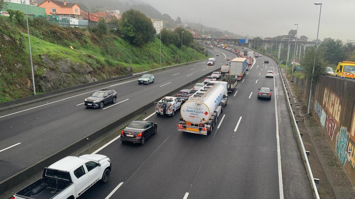 Retenciones de tráfico hacia Vigo en la AP-9 por un accidente múltiple en el túnel de A Madroa.