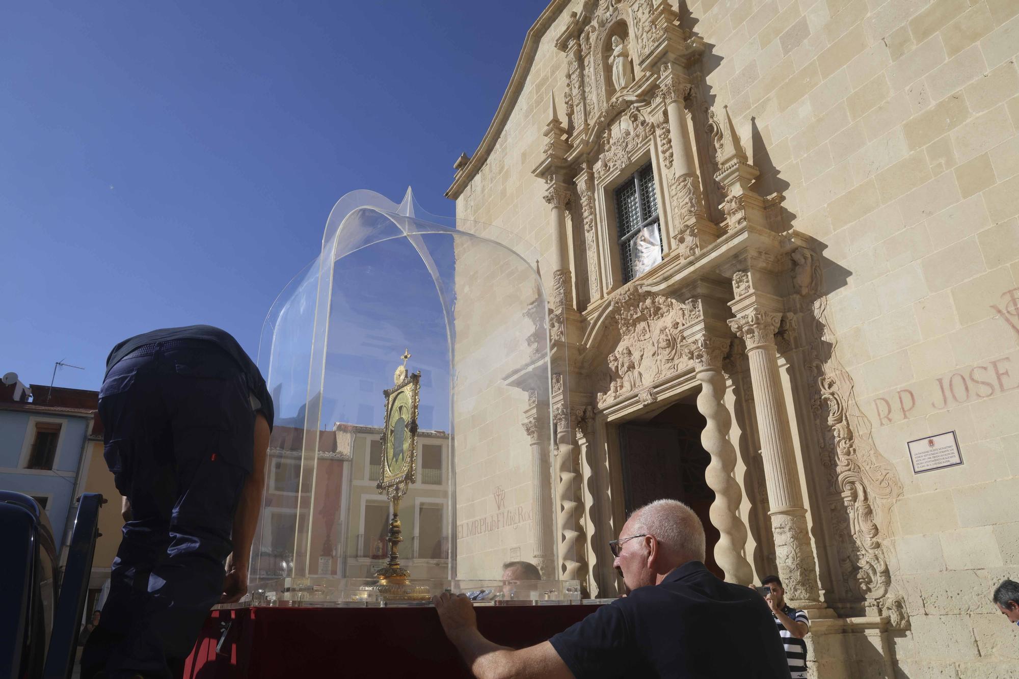 La Santa Faz arropa a la Patrona en Alicante en la Concatedral