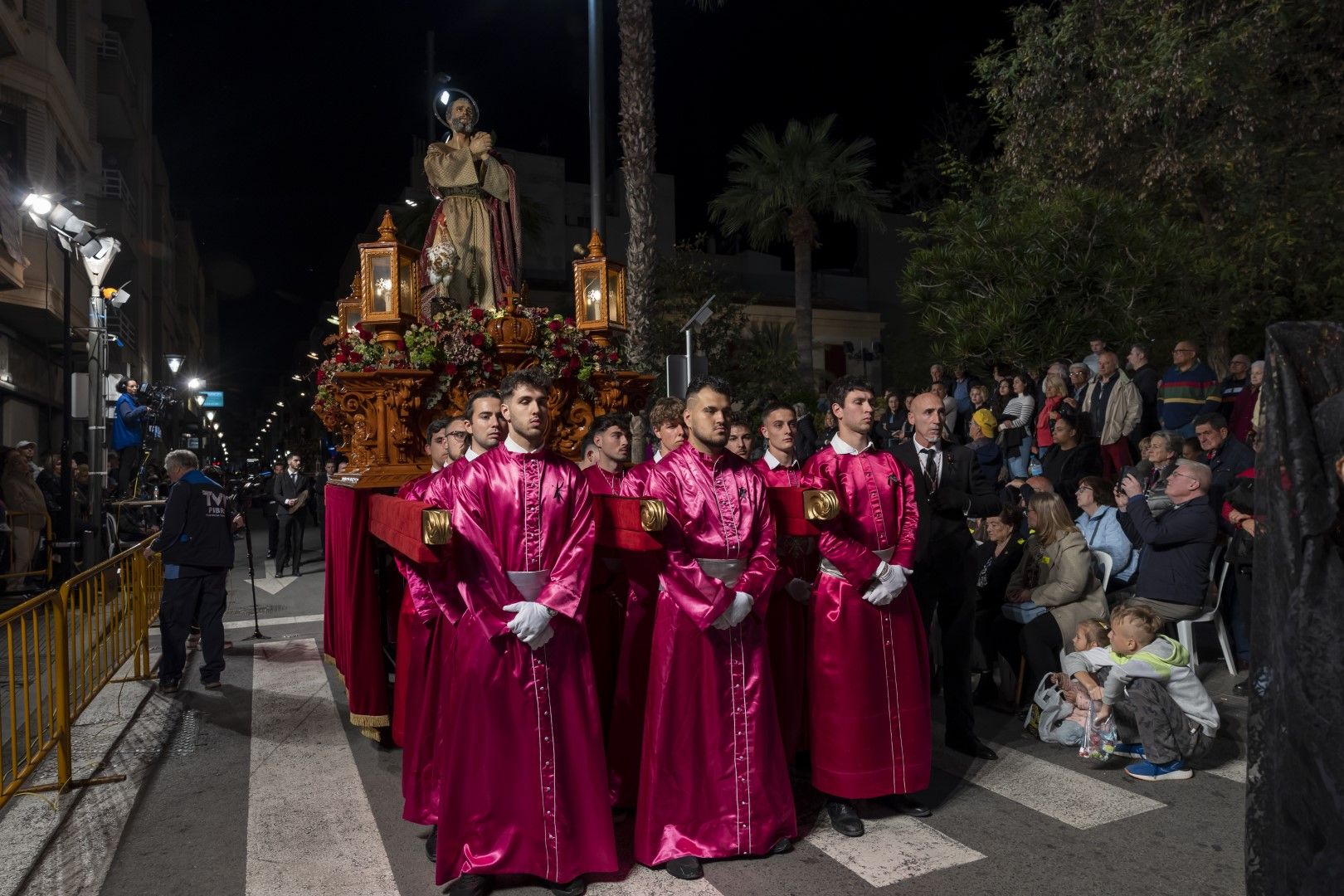 Las quince cofradías de la Semana Santa de Torrevieja recorrieron las calles en Viernes Santo