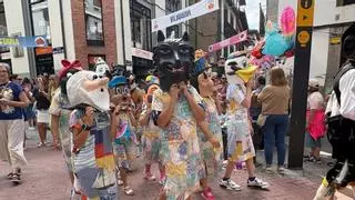 Los gigantes y cabezudos calientan un Cangas del Narcea entregado a la espera de la Descarga