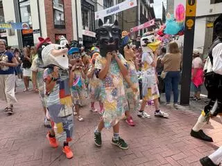 Gigantes y cabezudos animan Cangas del Narcea