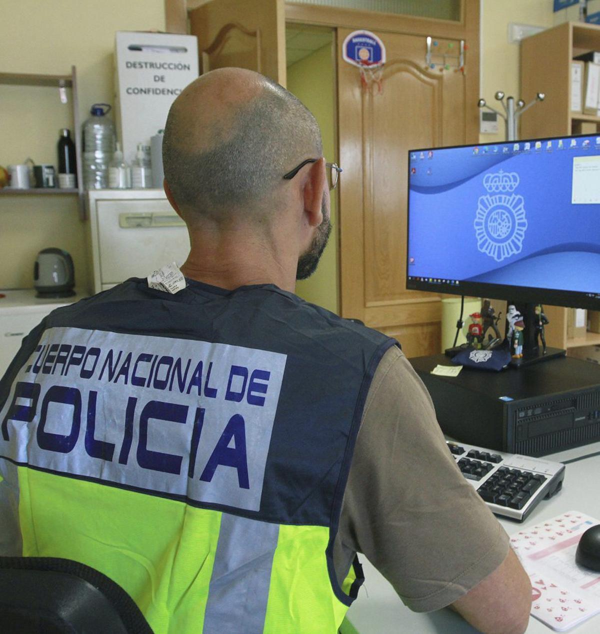 Un investigador de la Policía, en una imagen de archivo. |  I. Osorio