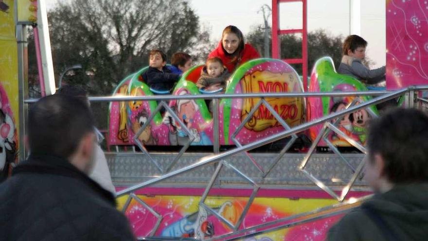 Público en el parque de atracciones instalado en A Baiuca las pasadas navidades. // Bernabé/Luismy