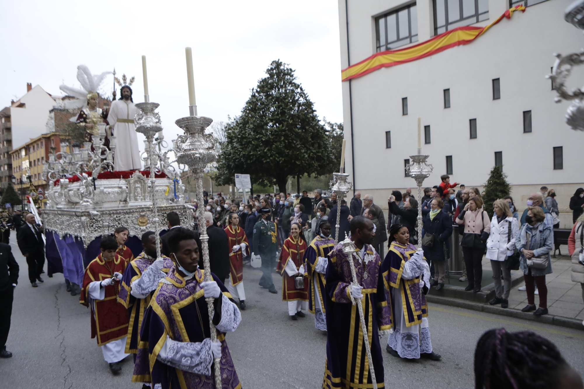 Los Estudiantes llevan al Señor de la Sentencia desde el cielo al Paraíso