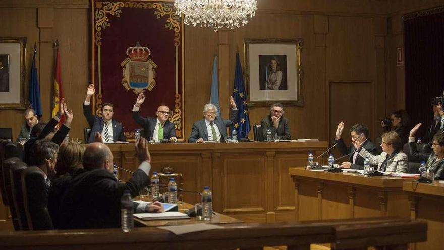 Los grupos votando en contra de la moción que presentó Democracia Ourensana. // Brais Lorenzo