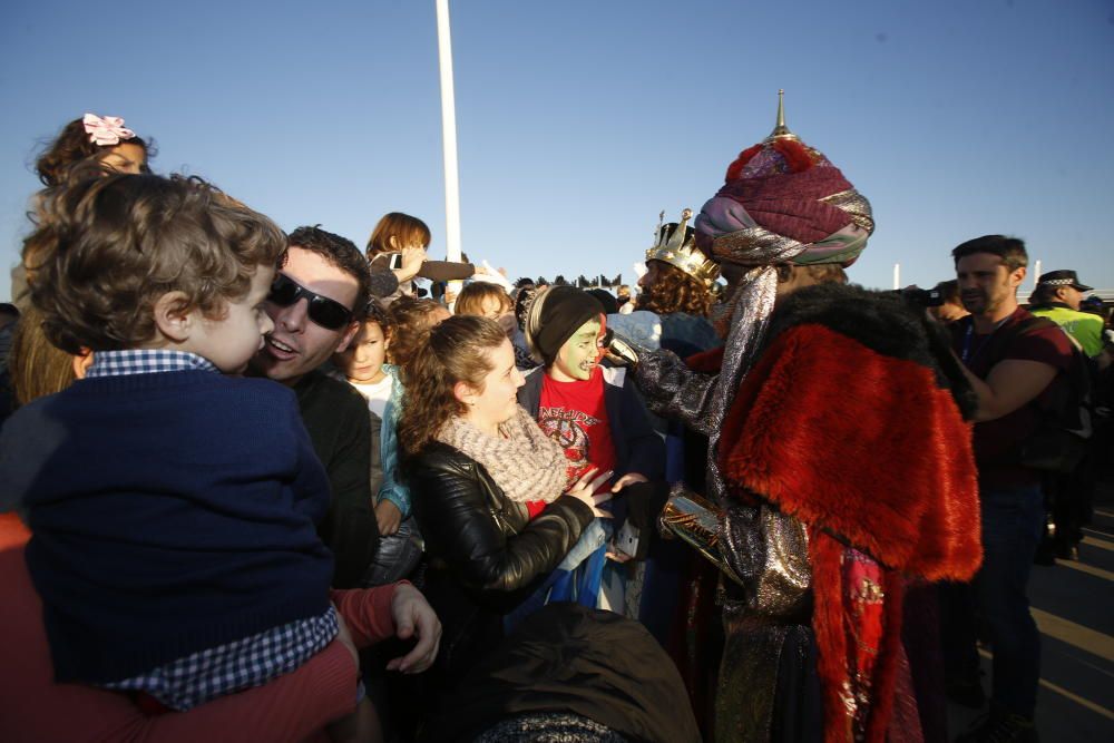 Melchor, Gaspar y Baltasar llegan por mar a la zona Volvo