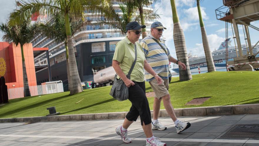 Turistas paseando por Santa Cruz hace unos días.