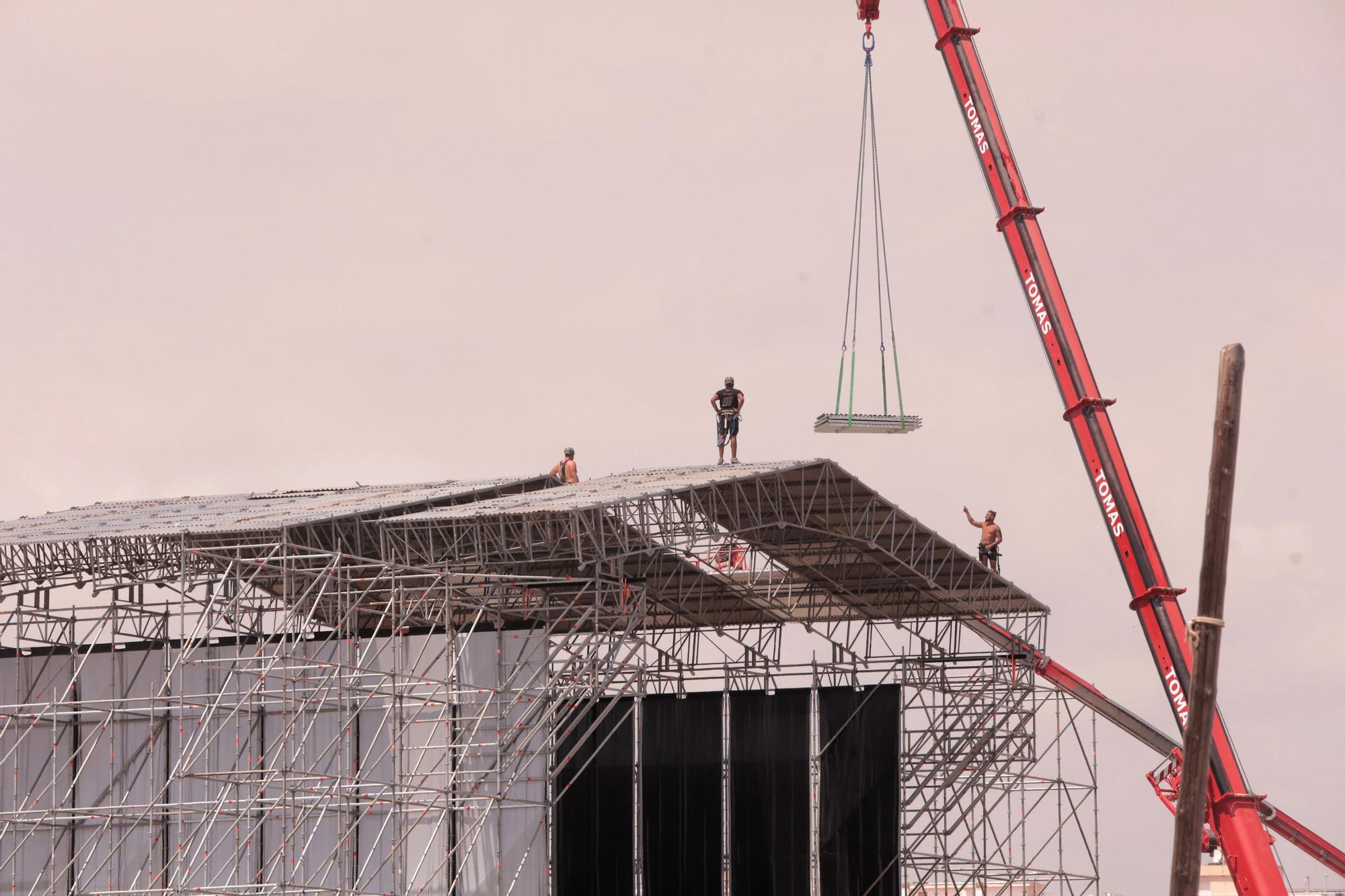 Durante los últimos días, equipos de operarios se afanan en el acondicionamiento de las instalaciones que acogerán el festival Arenal Sound en Burriana.