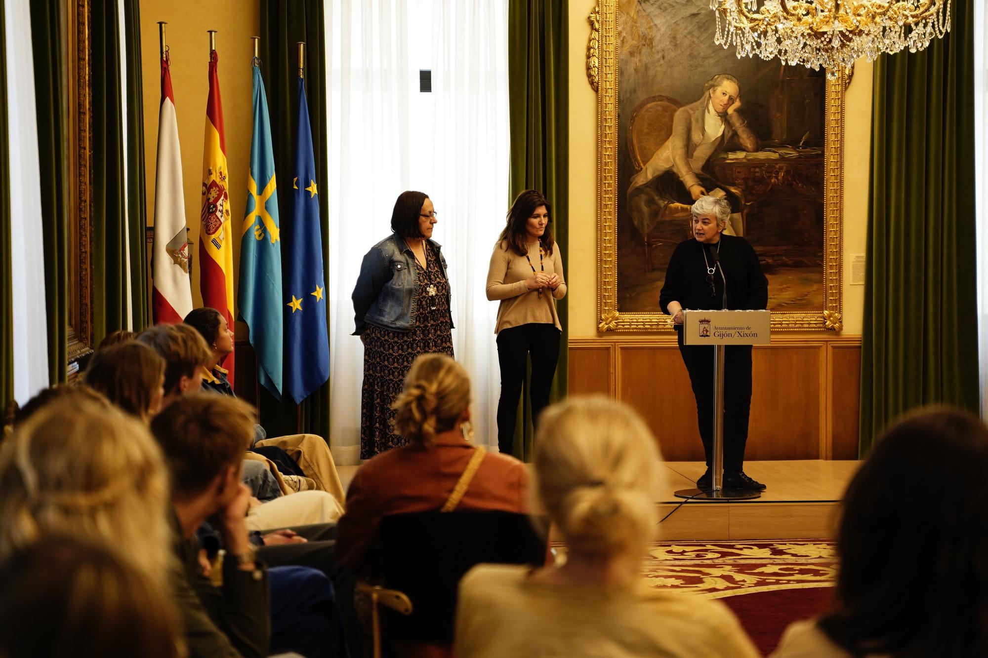 EN IMÁGENES: La alcaldesa de Gijón con los estudiantes del IES Jovellanos