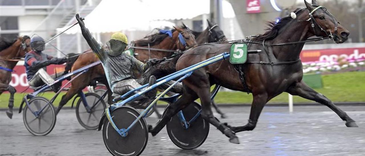 Trébol, con Biel Pou celebrando su éxito, en su victoria en París-Vincennes en el ´Luxembourg´.