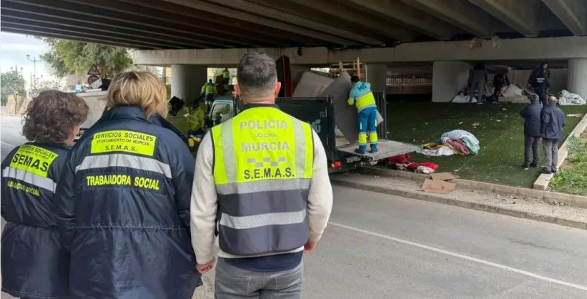 Un momento del desalojo del campamento que se llevó a cabo el pasado miércoles por la tarde.