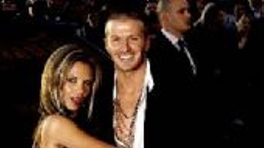 Victoria niega que siga con Beckham por dinero