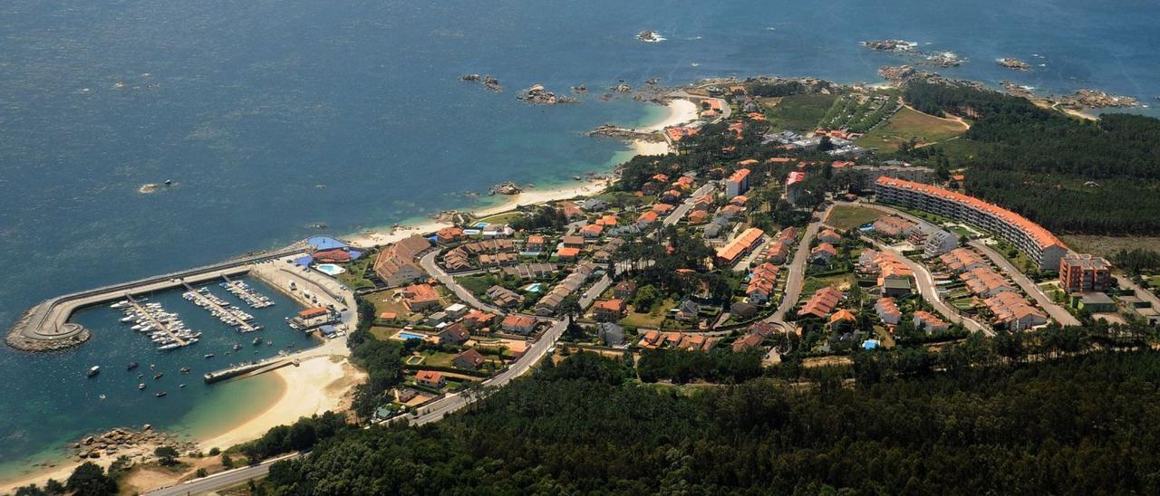 Una vista aérea del puerto deportivo de Pedras Negras y San Vicente de O Grove.