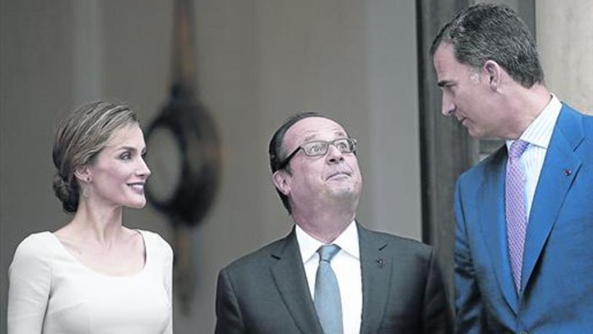 François Hollande, entre Felipe VI y Letizia, ayer en el Elíseo.