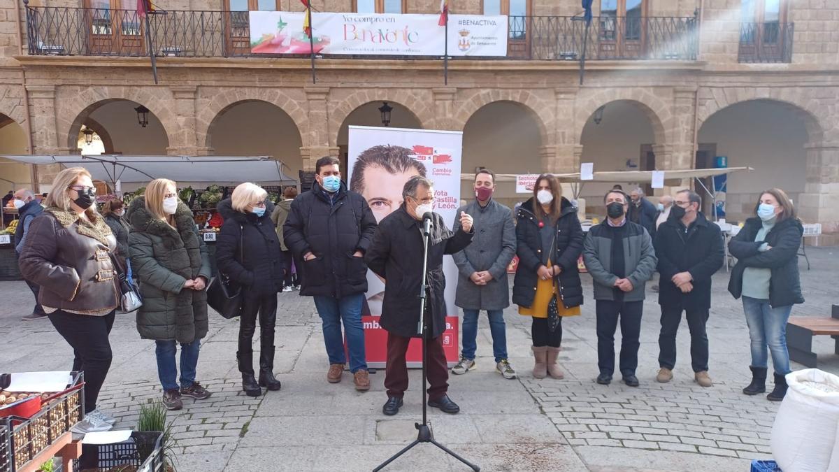 Representantes del PSOE de Zamora y Benavente en un acto electoral, en la Plaza Mayor de Benavente. / E. P.