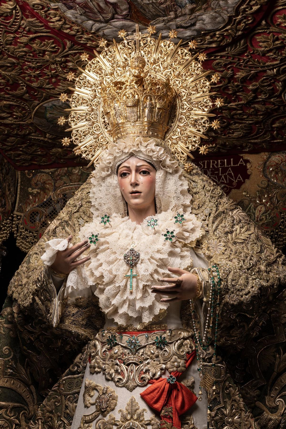 Las imágenes de la Santísima Virgen de la Esperanza Macarena y Nuestro Padre Jesús de la Sentencia, de la hermandad de La Macarena, ya en sus pasos