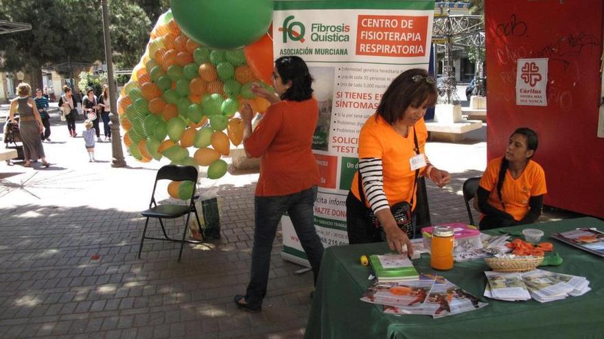 Una &#039;mascletá&#039; de globos contra la fibrosis quística