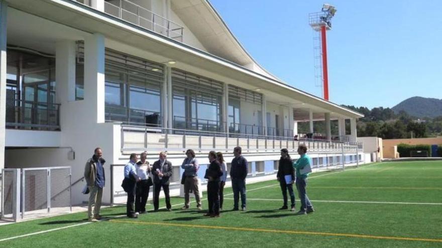 Visita a las instalaciones del campo de fútbol de Sant Josep tras su remodelación. | D. I.