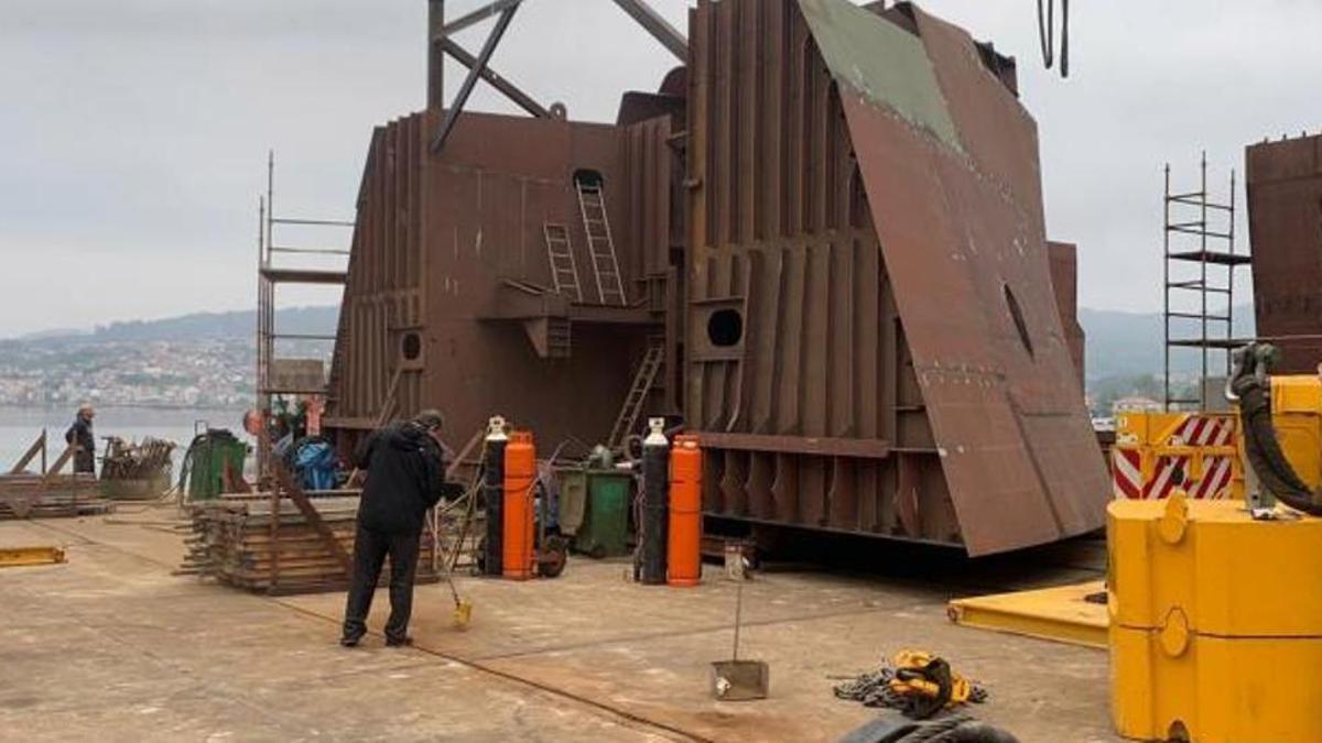 Trabajadores del astillero A Xunqueira construyendo un barco de su cartera de pedidos.