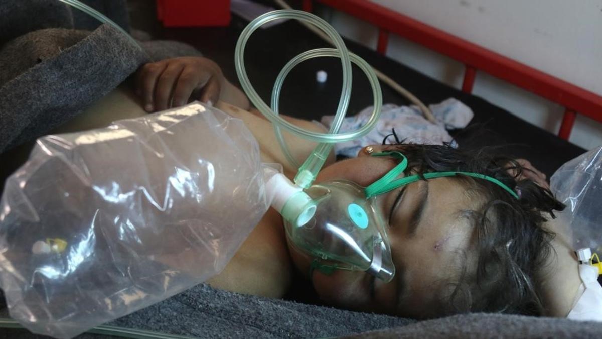 Un niño sirio recibe tratamiento tras el ataque con gass tóxico.