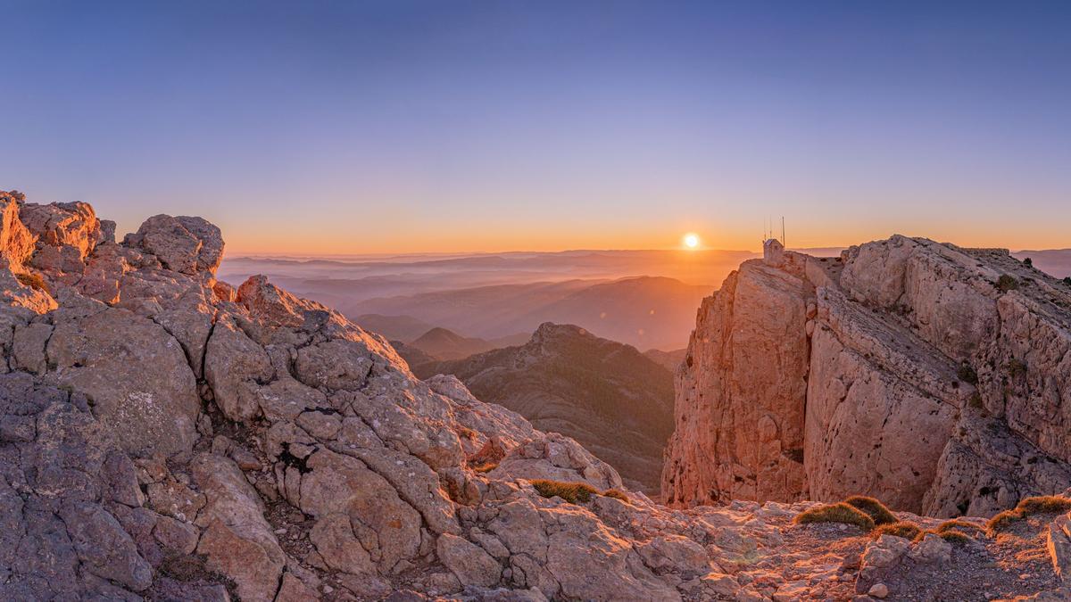 Espectacular amanecer en Penyagolosa