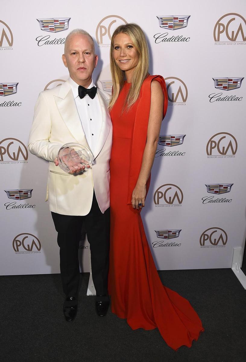 Gwyneth Paltrow y Ryan Murphy en los premios PGA