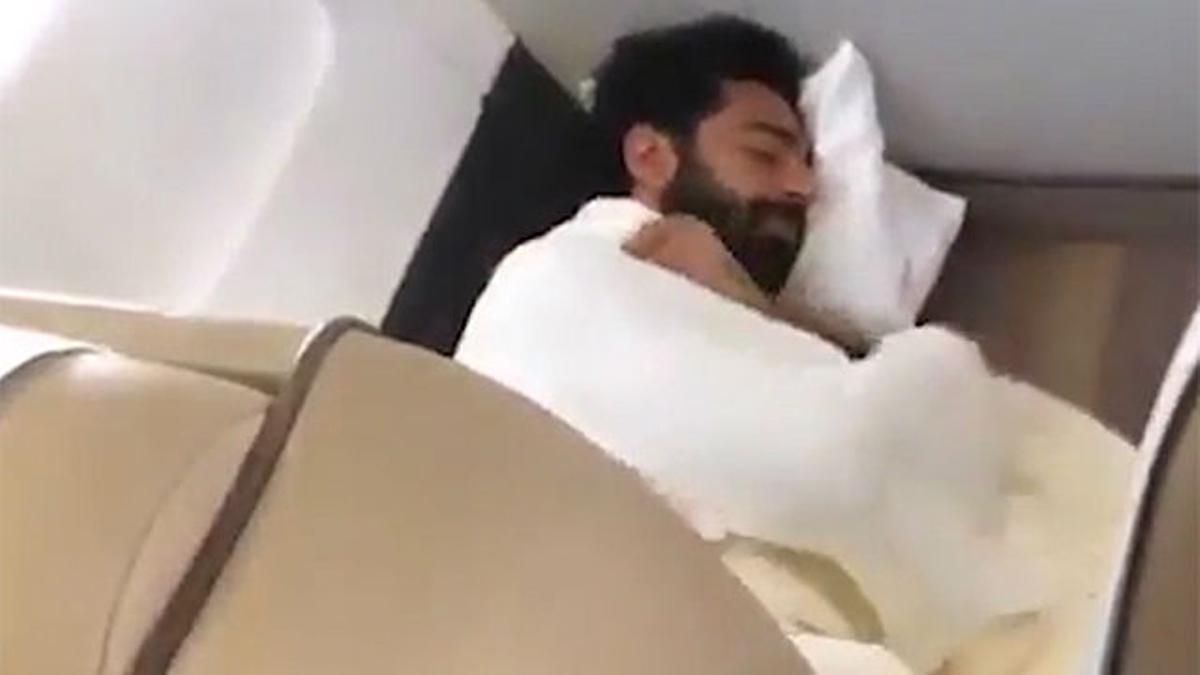 La broma de Oxlade-Chamberlain a Salah...¡mientras dormía en el suelo del avión!