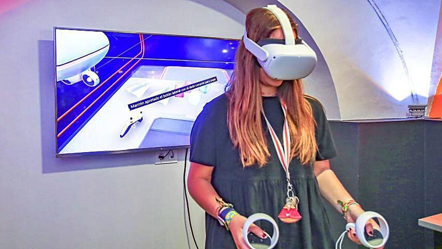 Una alumna durante una clase con gafas de realidad virtual en la sala VR del Campus de Los Jerónimos.