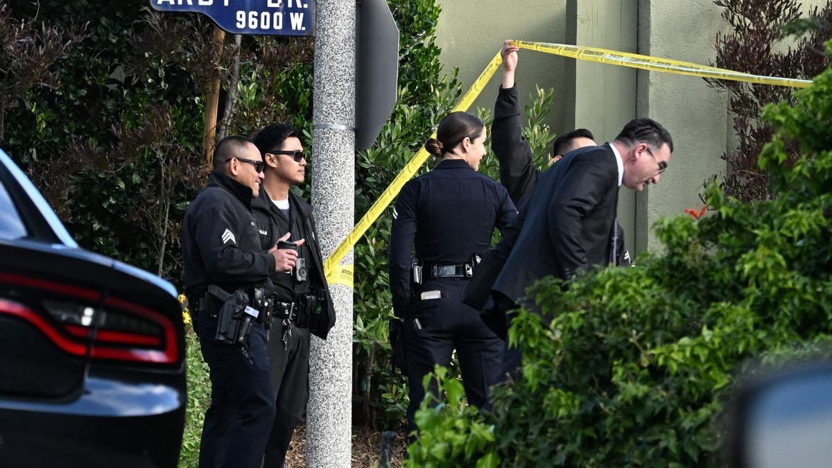 Agentes de policía acceden a la zona acordonada donde se ha producido el tiroteo en Los Angeles.