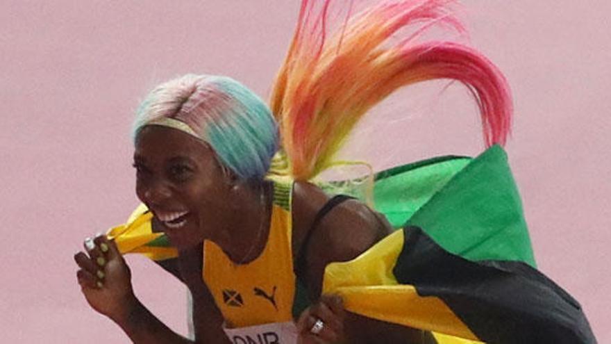 La jamaicana Shelly-Ann Fraser-Pryce, tras ganar el oro.