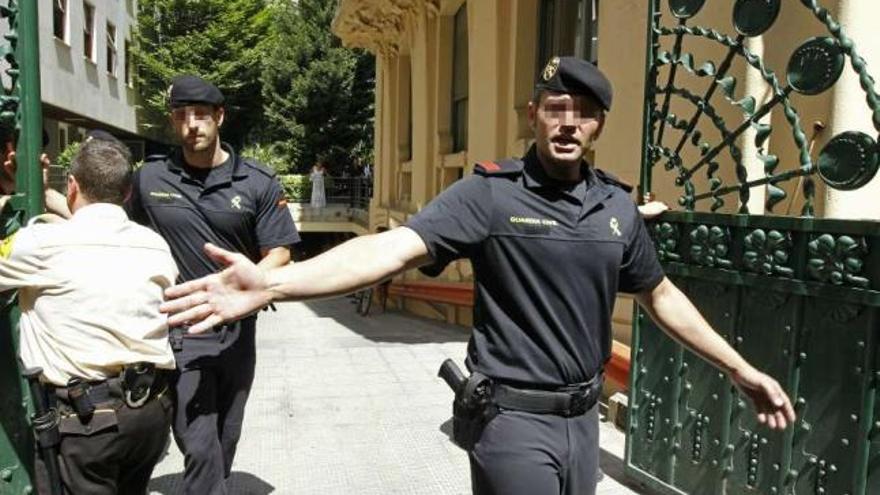 Un policía durante el desalojo en la SGAE del pasado mes de julio. / efe