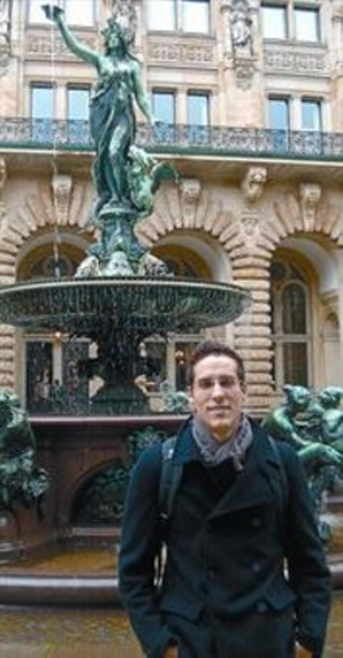 Albert Espinar, davant l’ajuntament d’Hamburg.