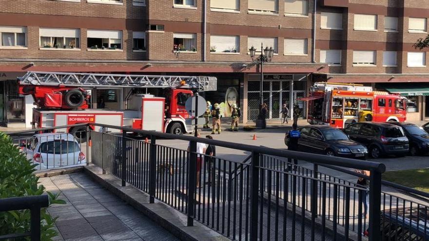 Sofocan un incendio en un supermercado de Colloto