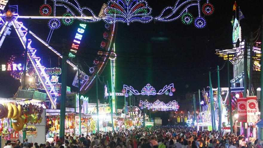 Una imagen general del Cortijo de Torres en una noche de Feria.