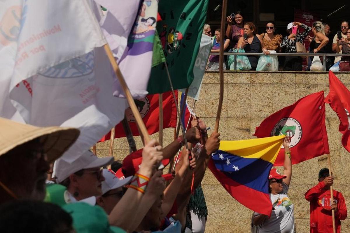 Manifestantes llenan las calles de Belém para reclamar mayor ambición climática en plena COP30
