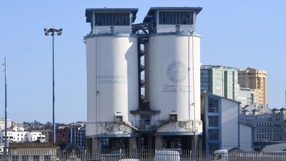 Los silos históricos del Puerto de A Coruña, en busca de un futuro que no tendrán sus 'gemelos' de Vigo
