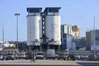 Los silos históricos del Puerto de A Coruña, en busca de un futuro que no tendrán sus 'gemelos' de Vigo