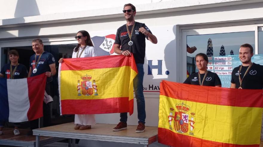 Paloma González y Tone Pérez, en el centro, en el podio mixto. // FDV