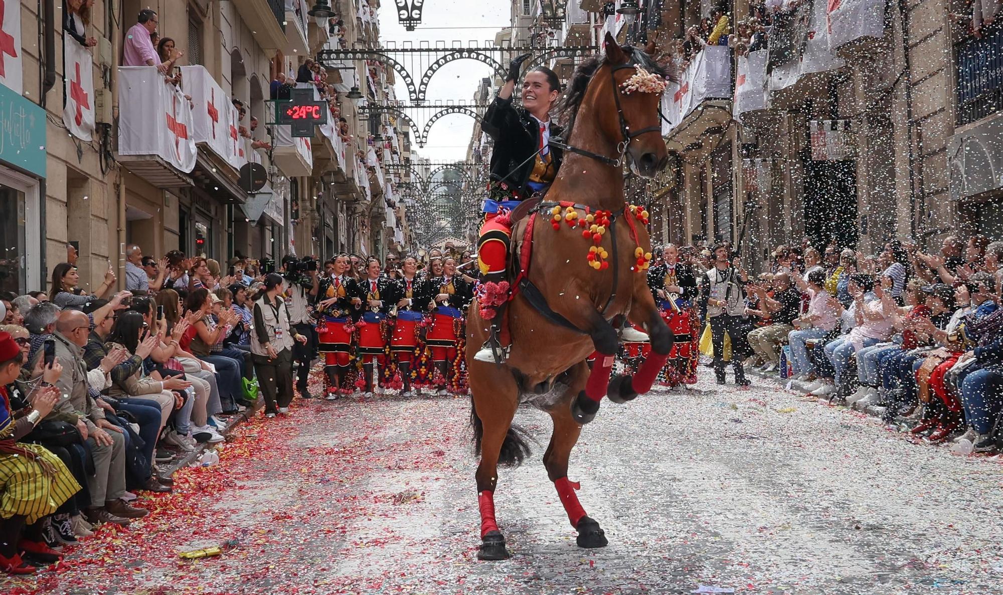 Alcoy se entrega al espectáculo de las tropas cristianas