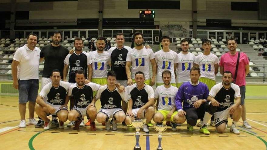 APTC y Electricidad Álex posan con los trofeos de la Supercopa sobre el parqué del Lalín Arena.