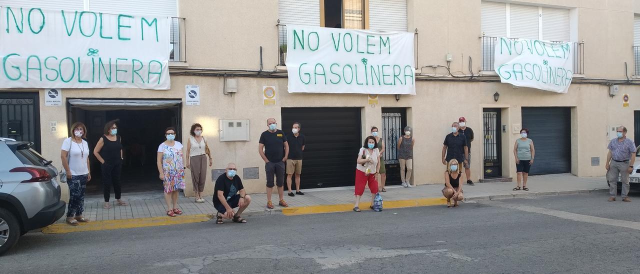 Protesta vecinal en Cocentaina contra la instalación de una gasolinera en el casco urbano en julio de 2020.