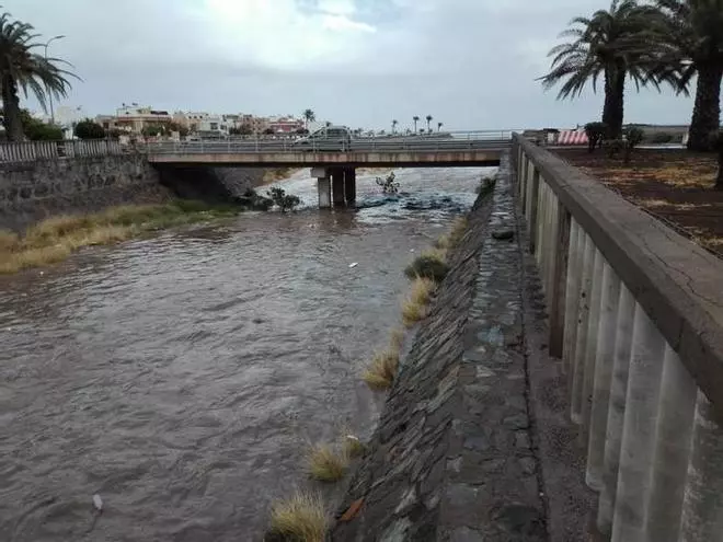 El barranco de Arinaga corre