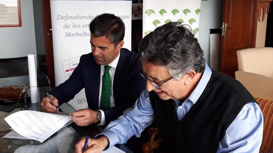 El director de área de Marbella de Unicaja Banco, Francisco Jimena López, y el presidente de Apymen, Enrique Guerrero Ruiz, firman el acuerdo.