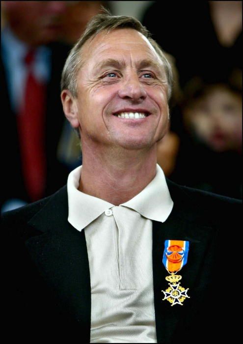 El ex futbolista y ex entrenador holandés Johan Cruyff ha fallecido a los 68 años. Ganó tres veces el Balón de Oro en los 70 y jugó en el Ajax, Barcelona y Levante, entre otro