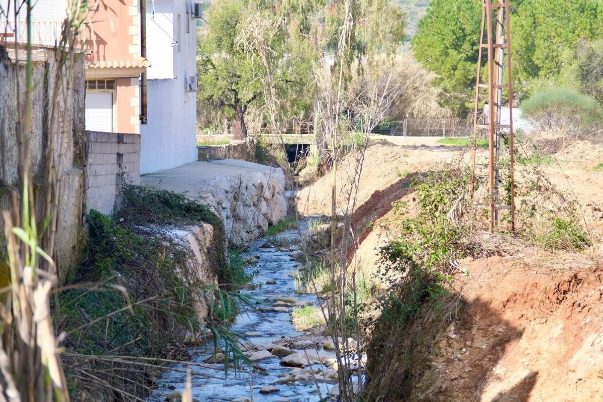 Viviendas junto a la escollera que se ha construido en el arroyo Chorrillo en Cabra.